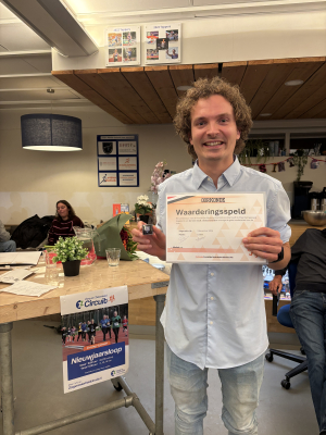 Sebastian krijgt waarderingspenning van de Atletiekunie