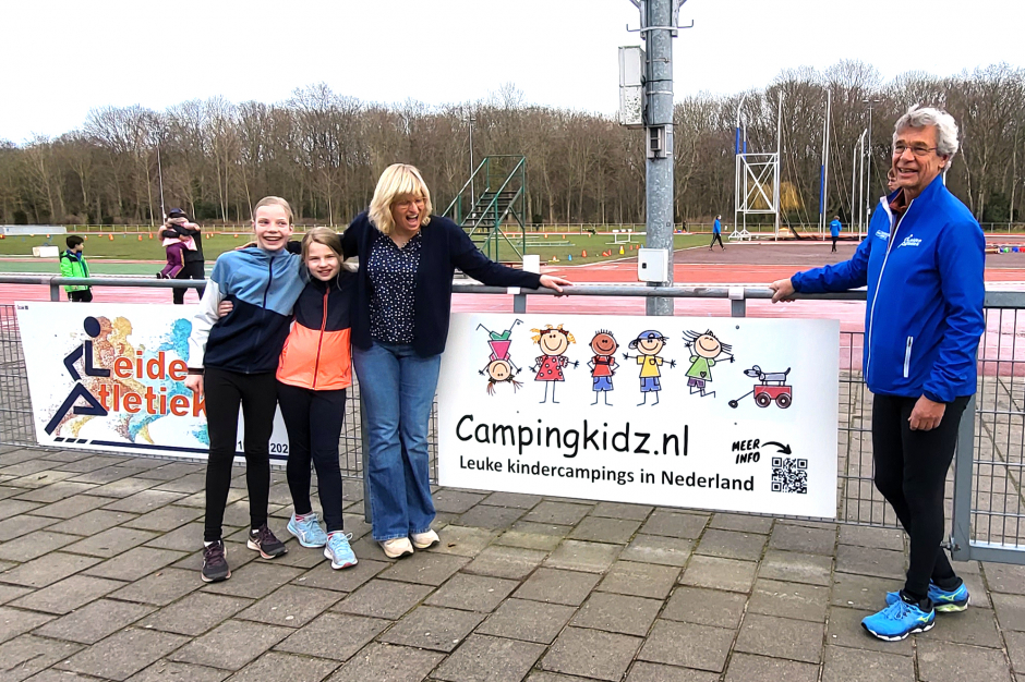 Onthulling sponsorbord Campingkidz