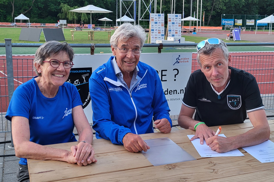ondertekening sponsorcontract met Sportfysio Leiden